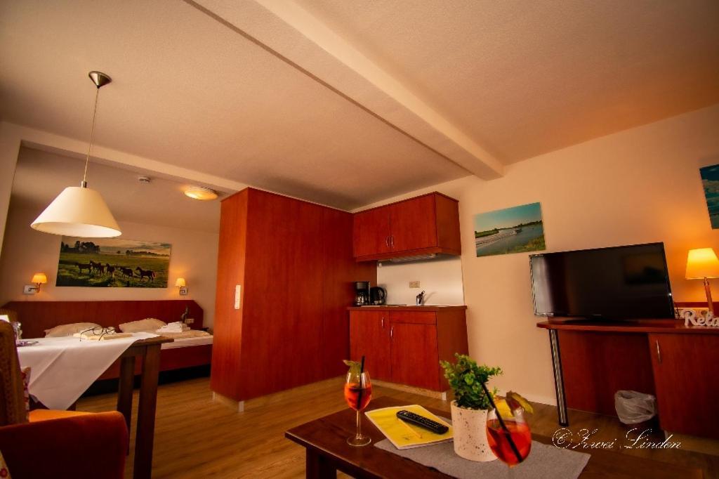 Hotel Zwei Linden - Links Der Elbe - Niedersachsen Balje Bagian luar foto