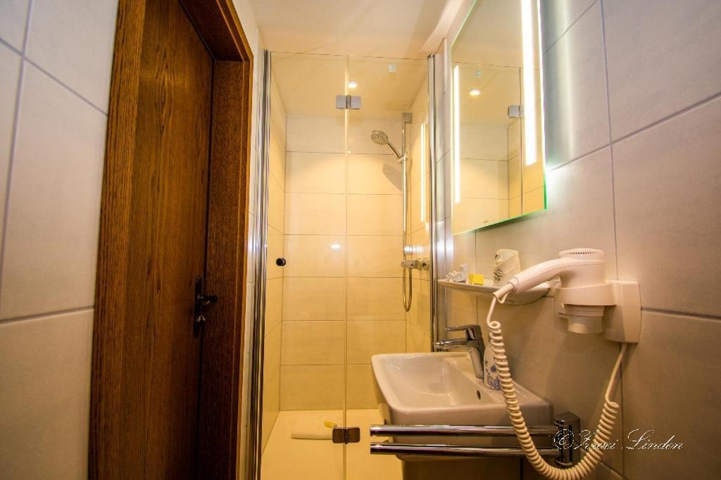 Hotel Zwei Linden - Links Der Elbe - Niedersachsen Balje Bagian luar foto